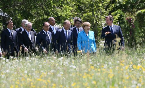 Photograph of the G7 leaders taking a walk