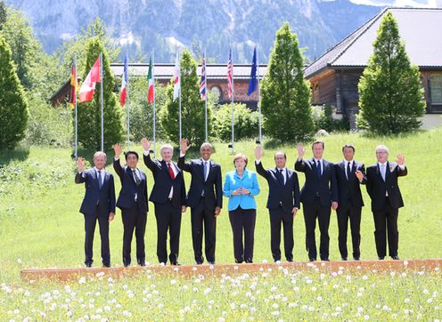 Photograph of the leaders’ commemorative photograph session