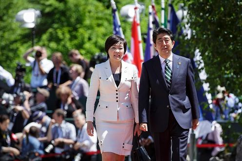 Photograph of Prime Minister Abe and Mrs. Abe heading to the summit