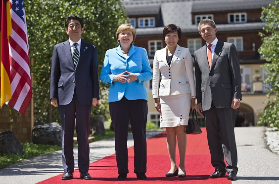 Photograph of Prime Minister Abe and Mrs. Abe attending a commemorative photograph