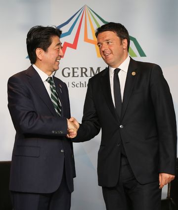 Photograph of the Prime Minister shaking hands with the President of the Council of Ministers of Italy