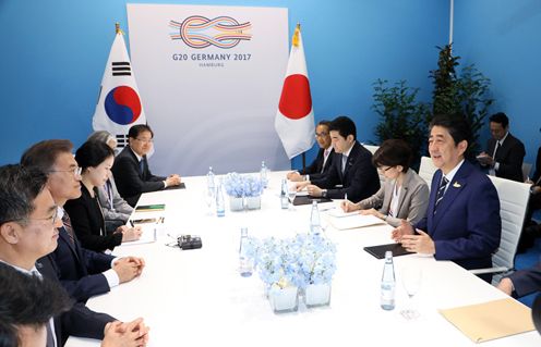 Photograph of the Japan-ROK Summit Meeting (2)