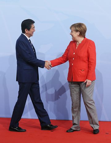 Photograph of the Prime Minister being welcomed by the Chancellor of Germany