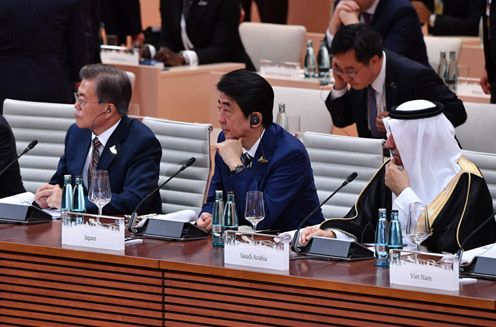 Photograph of Session 1 (Working Lunch) “Global Growth and Trade” (pool photo) (1)