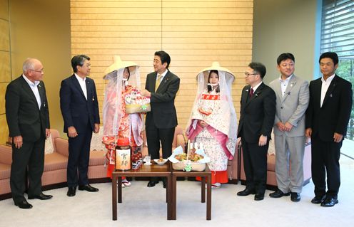 Photograph of the Prime Minister receiving the courtesy call (3)