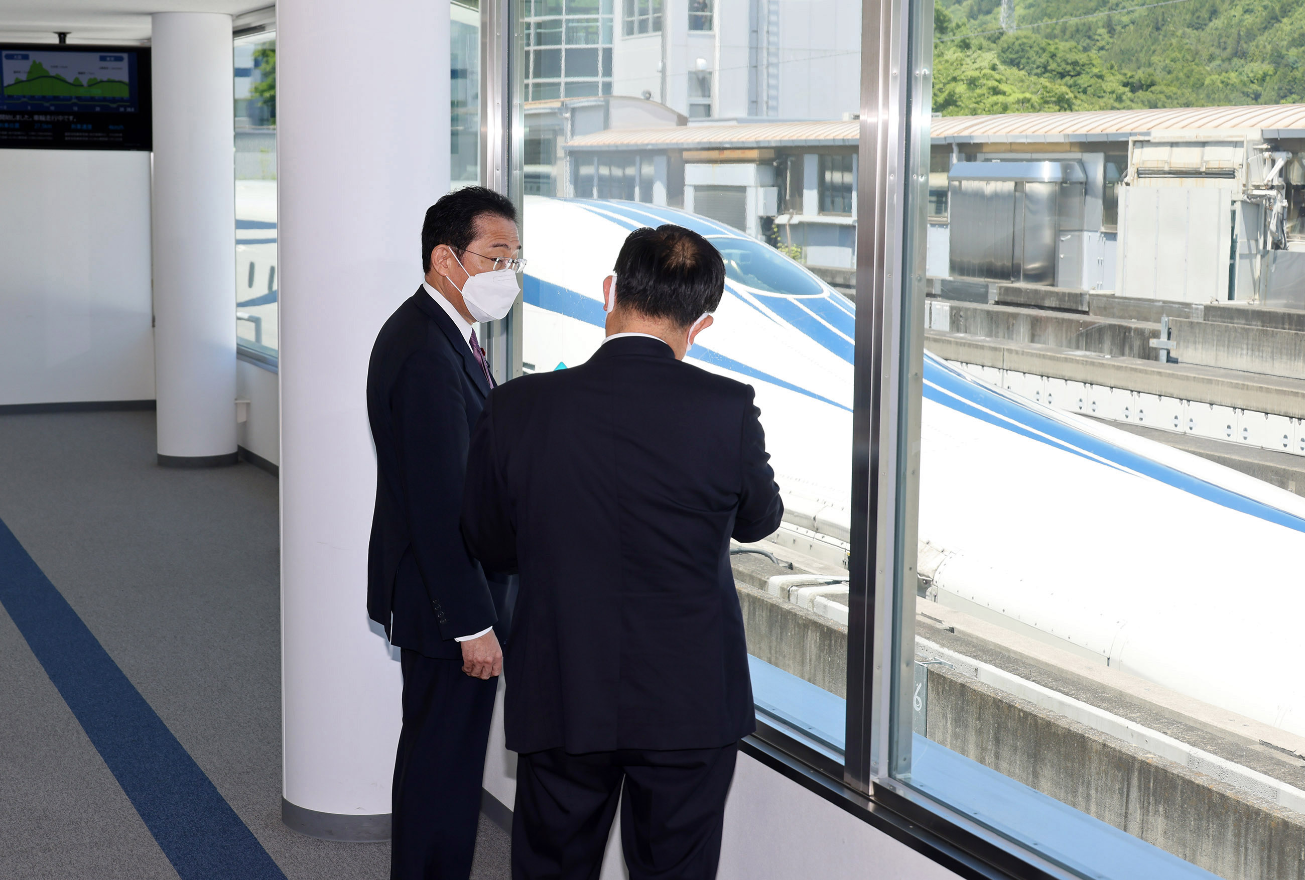 Photograph of the Prime Minister visiting the Yamanashi Maglev Test Track (8)