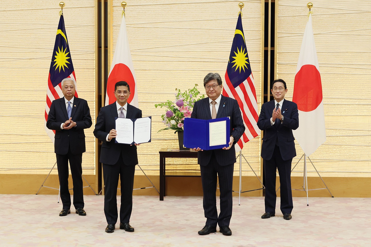 Photograph of an exchange of documents ceremony (2)