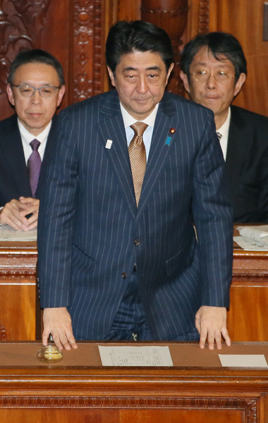 Photograph of the Prime Minister bowing after the vote at the meeting of the plenary session of the House of Representatives