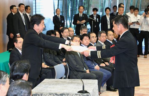 Photograph of the Prime Minister presenting a certificate of award