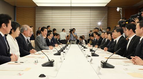 Photograph of the Prime Minister making a statement (2)