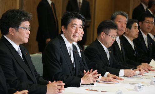 Photograph of the Prime Minister delivering an address at the first meeting of State Ministers (1)