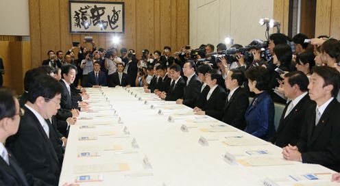 Photograph of the Prime Minister delivering an address at the first meeting of State Ministers (2)