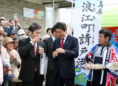 Photograph of the Prime Minister sampling food at the shopping area (2)
