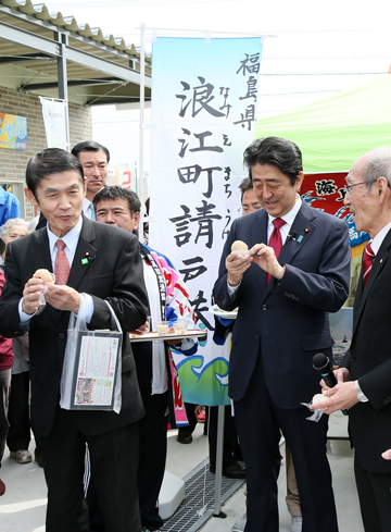 Photograph of the Prime Minister sampling food at the shopping area (3)