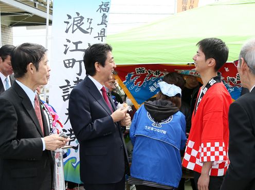 Photograph of the Prime Minister sampling food at the shopping area (4)