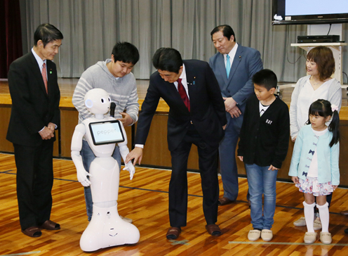 Photograph of the Prime Minister receiving an explanation at the robot and drone class (1)