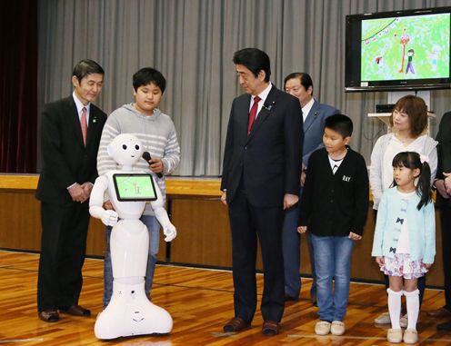 Photograph of the Prime Minister receiving an explanation at the robot and drone class (2)