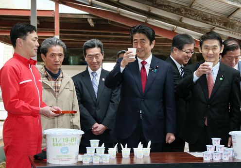 Photograph of the Prime Minister sampling dairy products at a livestock farm (1)