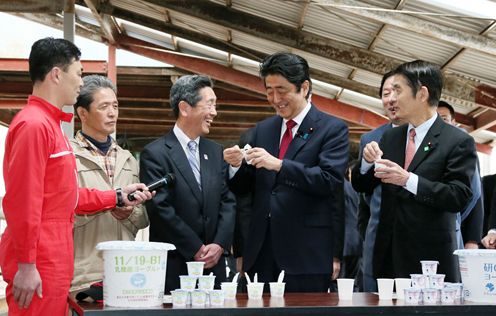 Photograph of the Prime Minister sampling dairy products at a livestock farm (2)