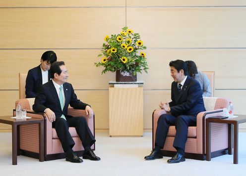 Photograph of the Prime Minister receiving the courtesy call (2)