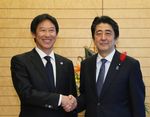 Photograph of the Prime Minister shaking hands with the Commissioner of the Japan Sports Agency