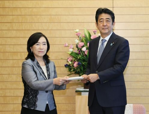 Photograph of the Prime Minister being presented with the NPA Recommendation (1)