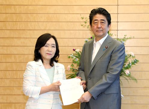 Photograph of the Prime Minister being presented with the NPA Recommendation (1)