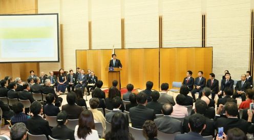 Photograph of the Prime Minister delivering an address (2)