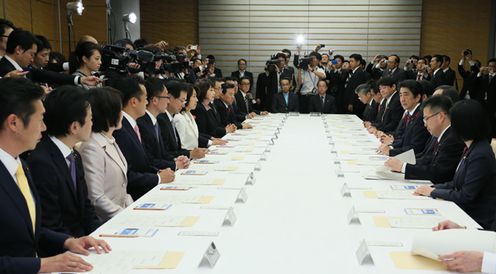 Photograph of the Prime Minister delivering an address at the first meeting of Parliamentary Vice-Ministers (2)