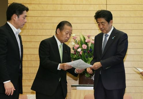 Photograph of the Prime Minister receiving the courtesy call (2)