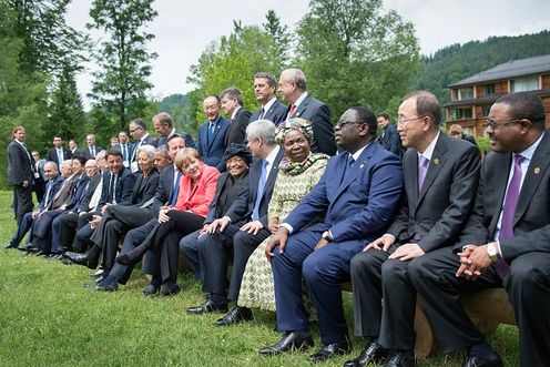 Photograph of the commemorative photograph session with outreach guests (1)