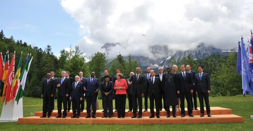 Photograph of the commemorative photograph session with outreach guests (2)