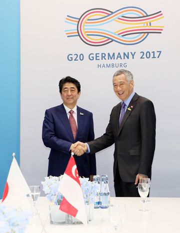 Photograph of the Japan-Singapore Summit Meeting (1)