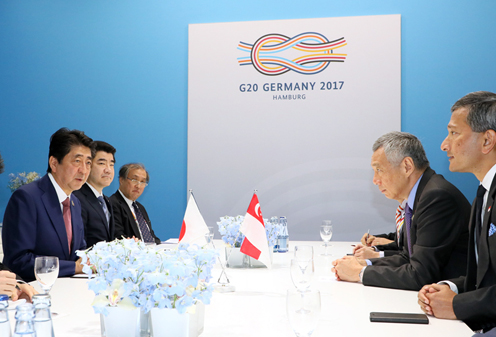 Photograph of the Japan-Singapore Summit Meeting (2)