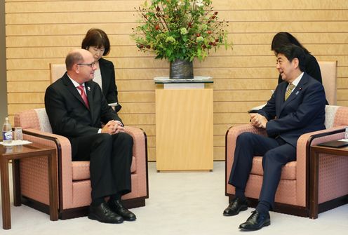 Photograph of the Prime Minister receiving the courtesy call (2)