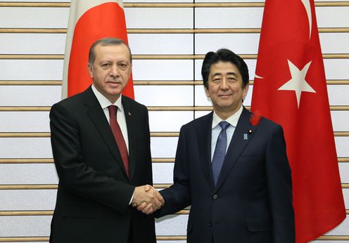 Photograph of the leaders shaking hands