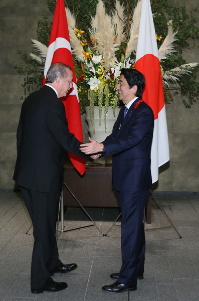 Photograph of the Prime Minister welcoming the President of Turkey