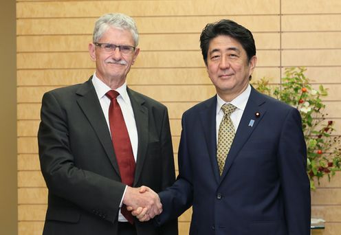 Photograph of Prime Minister Abe receiving the courtesy call (1)