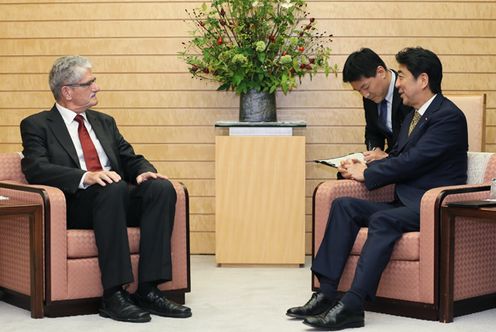 Photograph of Prime Minister Abe receiving the courtesy call (2)