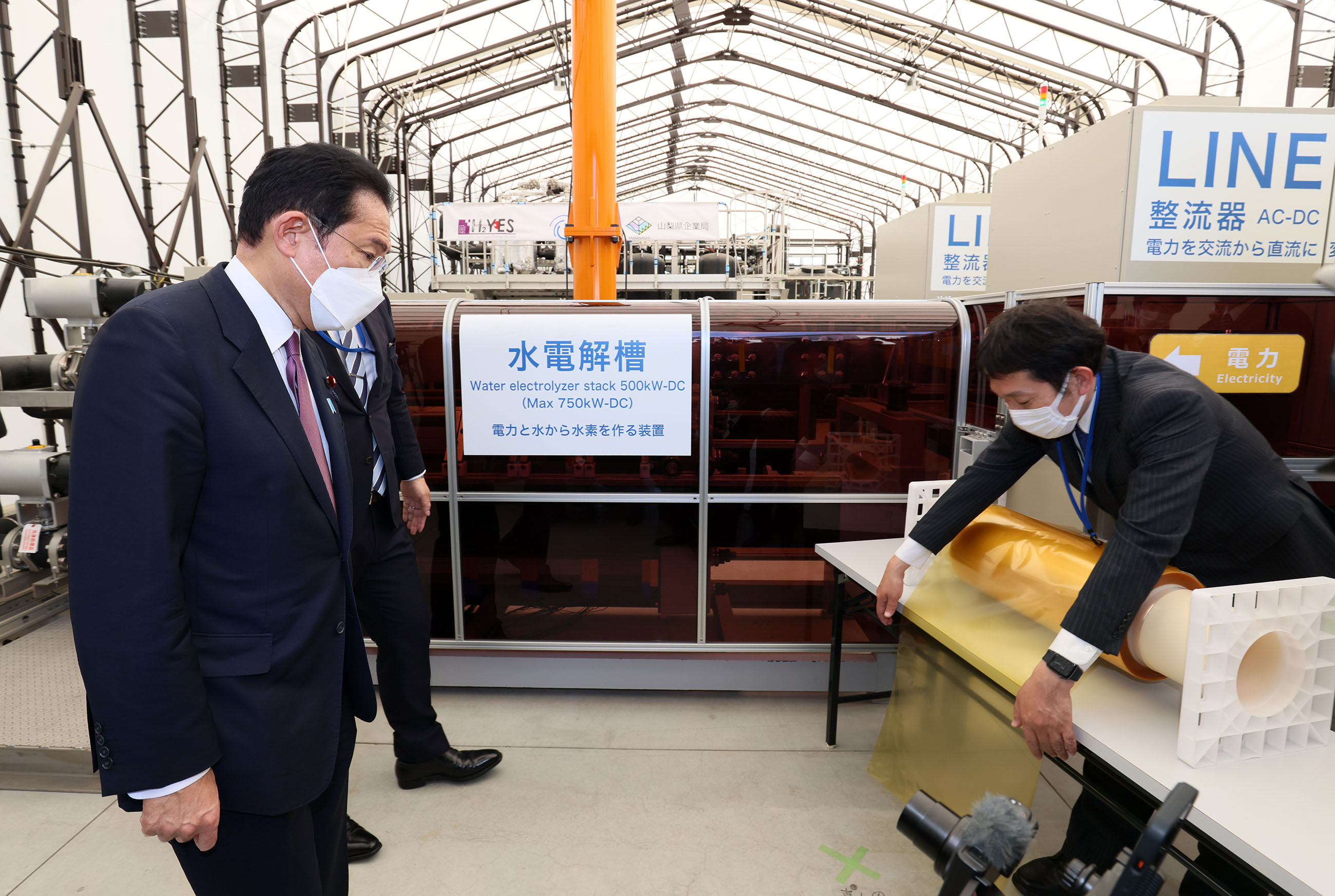 Photograph of the Prime Minister visiting the Komekurayama Electric Power Storage Technology Research Site (1)
