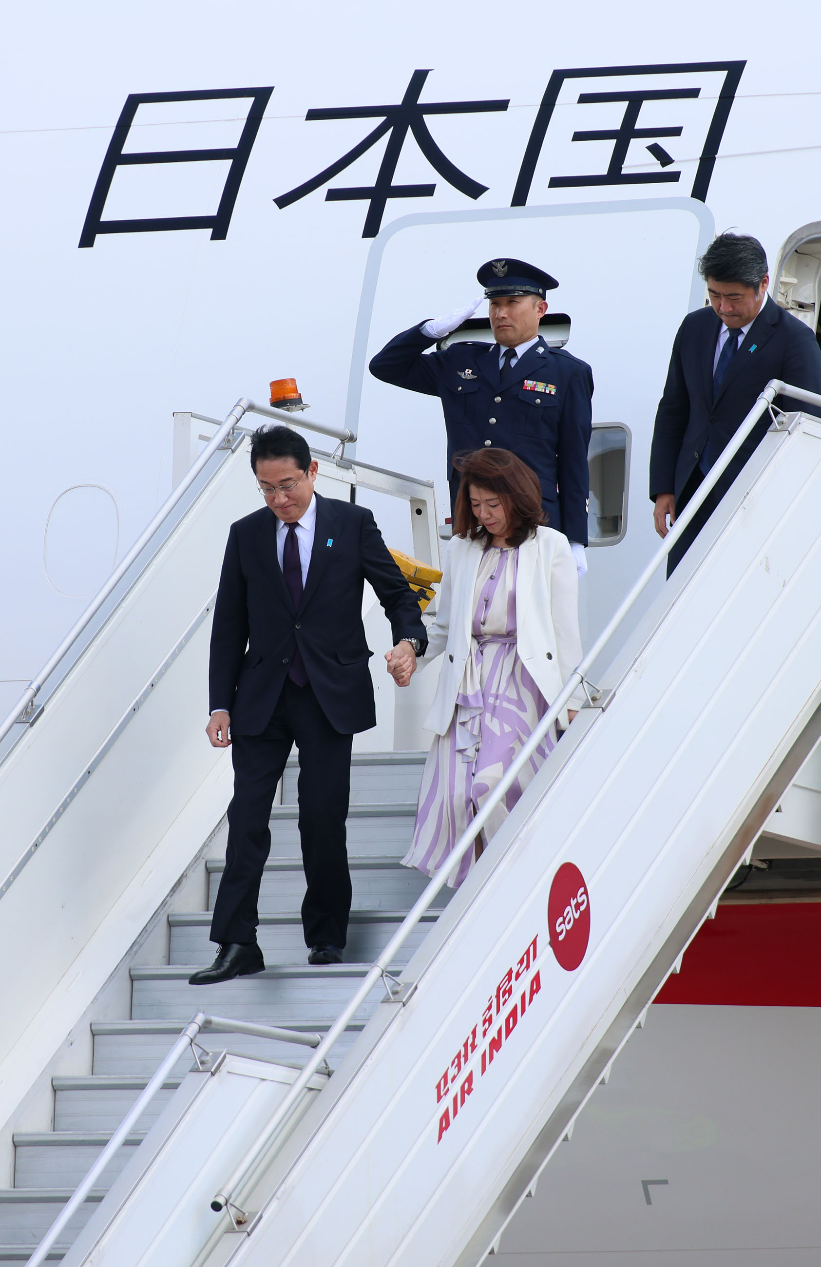 Prime Minister Kishida arriving in New Delhi (1)