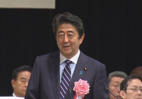 Photograph of the Prime Minister delivering a congratulatory address