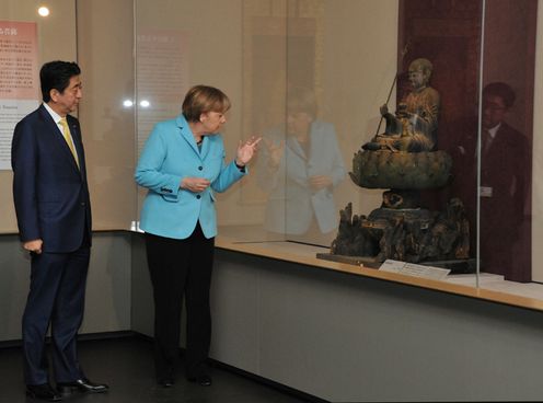 Photograph of both leaders visiting the Nezu Museum