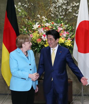 Photograph of Prime Minister Abe welcoming the Chancellor Merkel