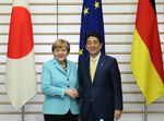 Photograph of Prime Minister Abe shaking hands with the Chancellor Merkel