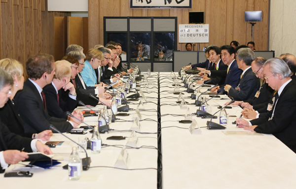 Photograph of Prime Minister Abe receiving the courtesy call from business figures from Japan and Germany