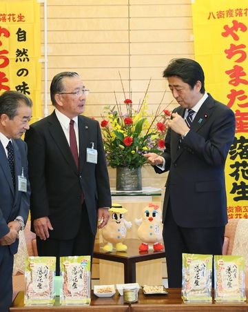 Photograph of the Prime Minister receiving the courtesy call (2)