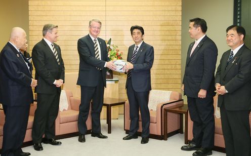 Photograph of the Prime Minister receiving the courtesy call (1)