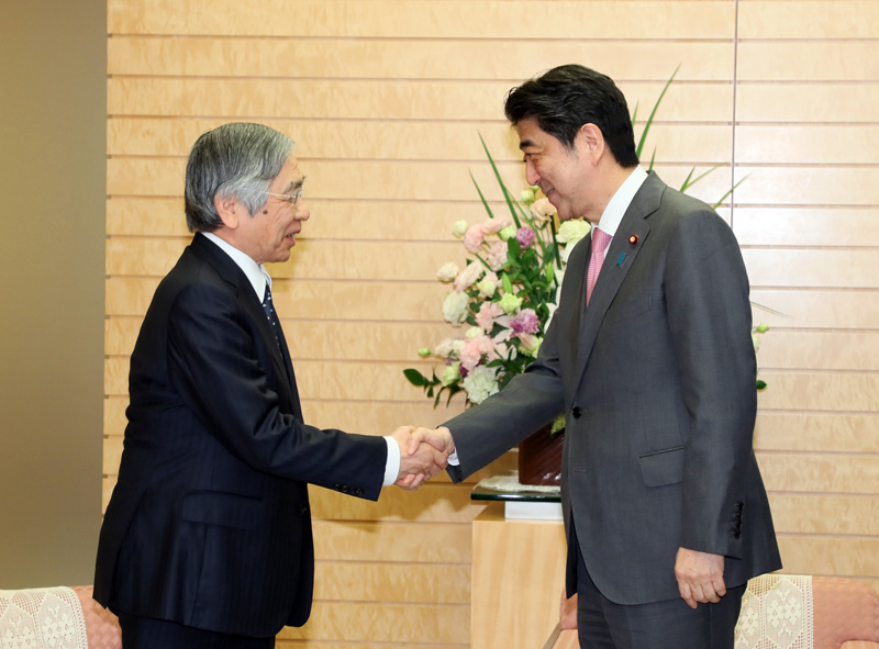 Photograph of the Prime Minister shaking hands with the Governor of the Bank of Japan