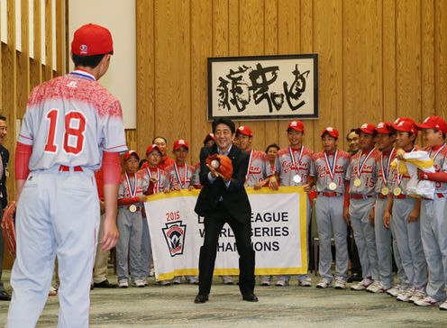 Photograph of the Prime Minister playing catch